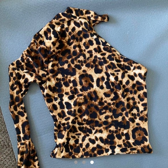 One-sleeve mock neck cheetah print top shein - Picture 3 of 3